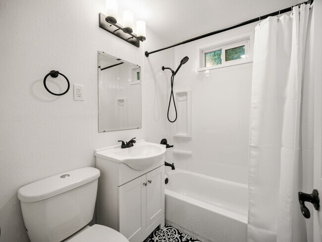 Building Photo - 6011 N Braeburn Dr
