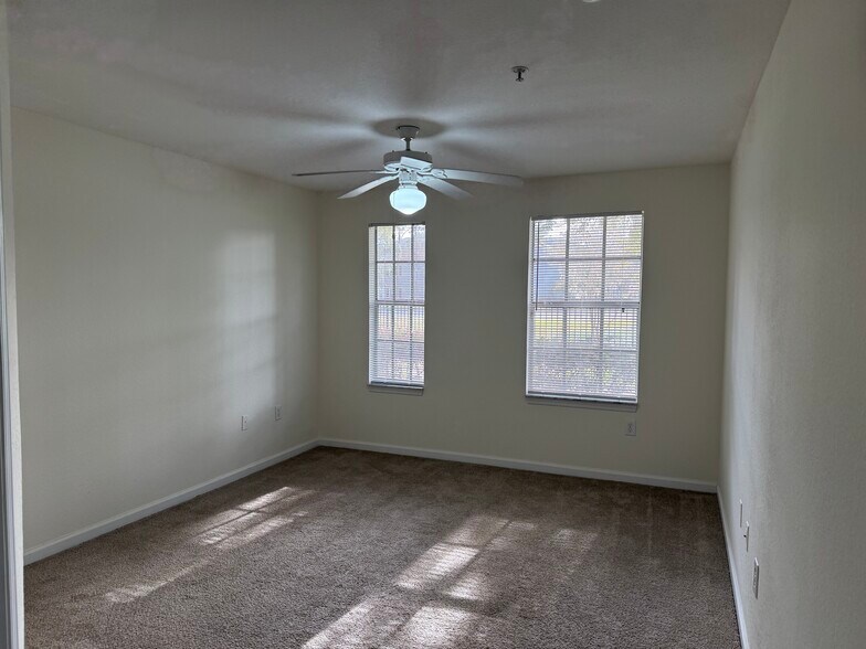 Master Bed - 10075 Gate Pky N