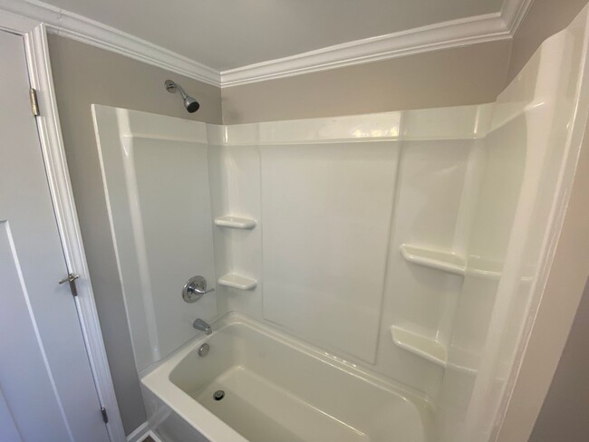 Building Photo - Lawncare and water included- 1 Bed 1.5 Bat...