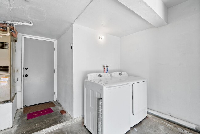 Building Photo - HALF OFF FIRST MONTH’s RENT DEAL: Check De...