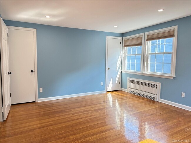 Building Photo - 270 Gainsborg Ave E