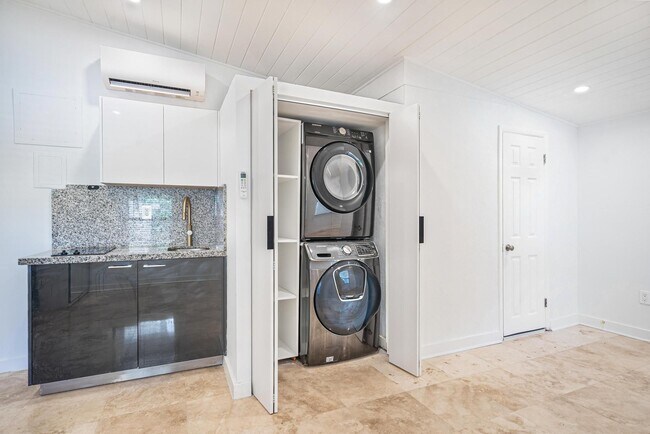 Building Photo - 7810 Beach View Dr