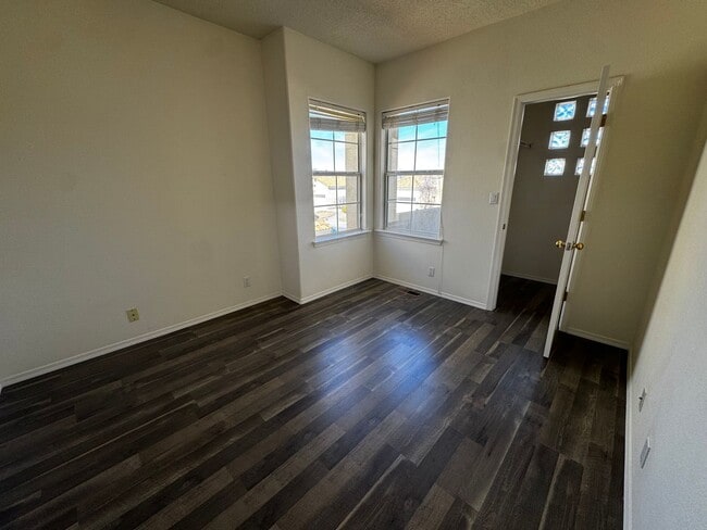 Building Photo - Beautiful townhome in a gated community.