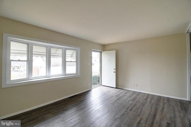 Building Photo - 219 Thomas Ave