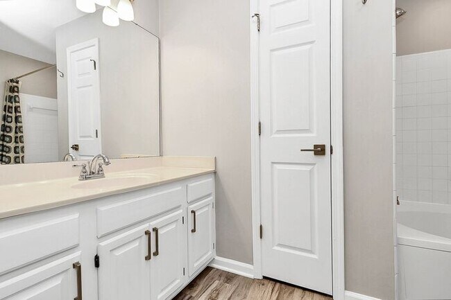 Building Photo - Bright 2BD/2BA Tennis Villa at Lake Norman!