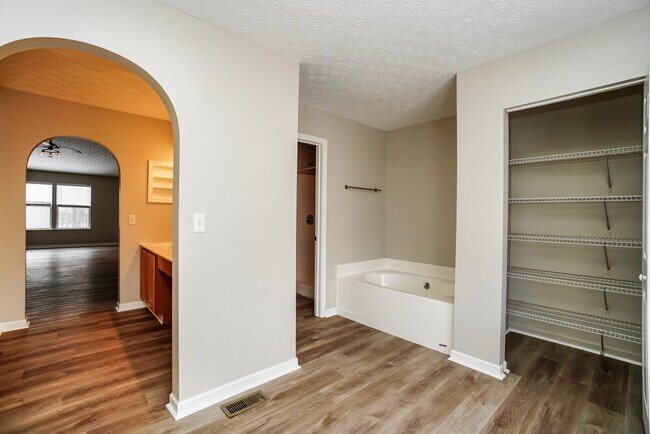 Building Photo - 283 Pinecrest Dr