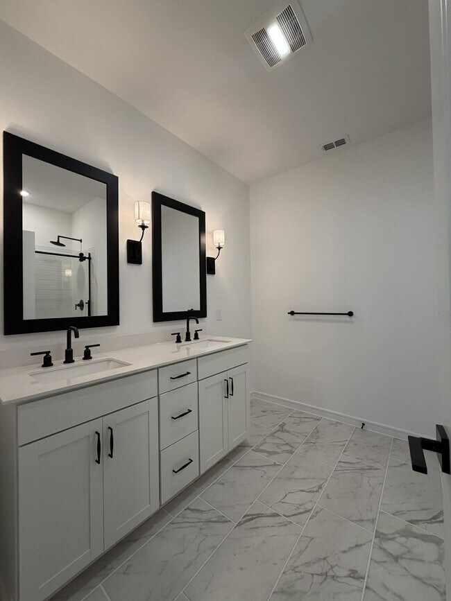 Building Photo - 4819 Legends Bay Dr