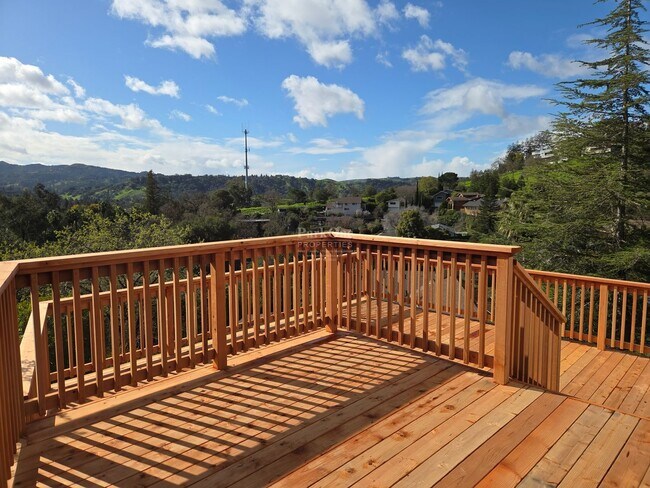 Building Photo - Spacious Walnut Creek Home