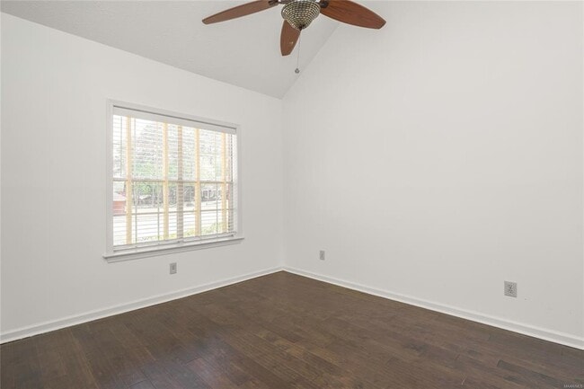 Building Photo - 561 Pine Tree Ln