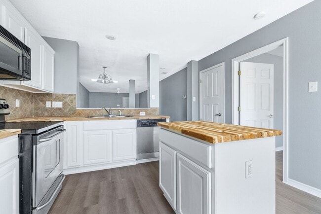 Building Photo - Carriage Place Square