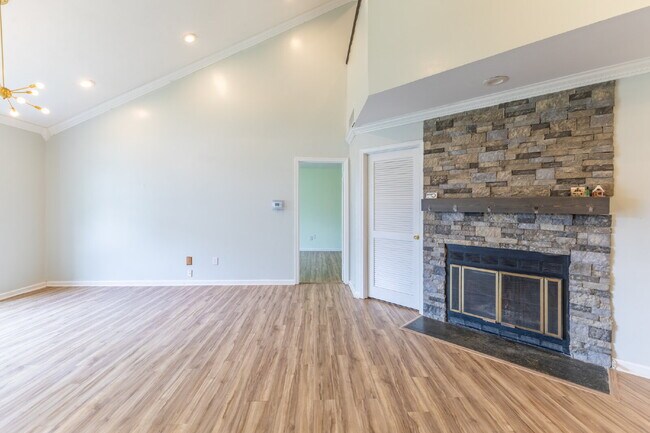 Building Photo - Spacious & Stylish 3-Bedroom Townhome in S...