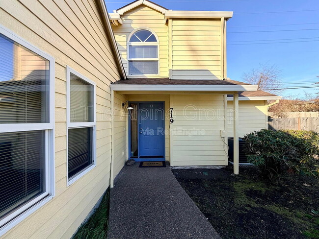 Building Photo - 719 SW Backcourt Pl