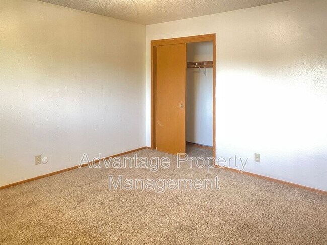 Building Photo - 365 Jackson St W