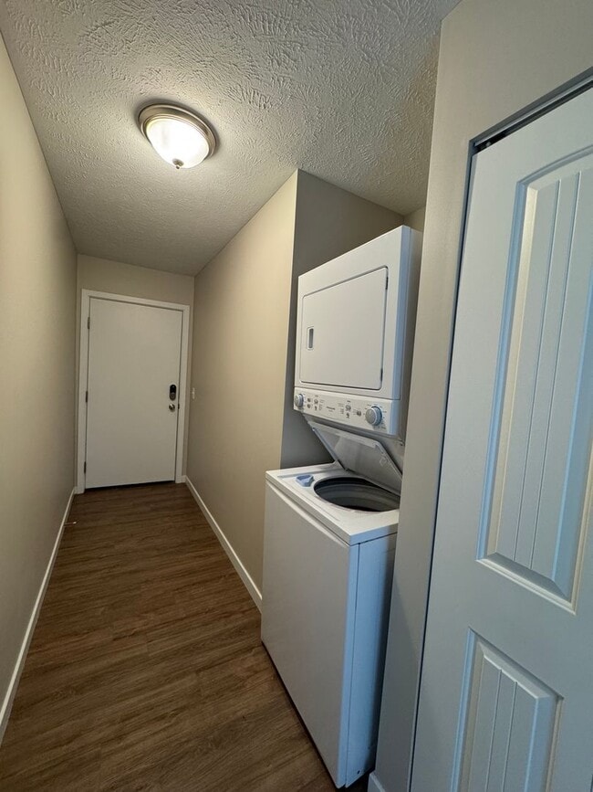 Building Photo - Stylish Ranch Home with Open Floor Plan in...