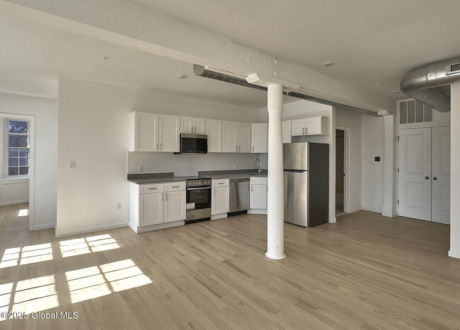 Building Photo - 145 River St