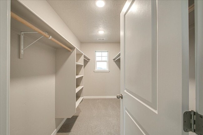 Building Photo - 2 Story Nampa Home!