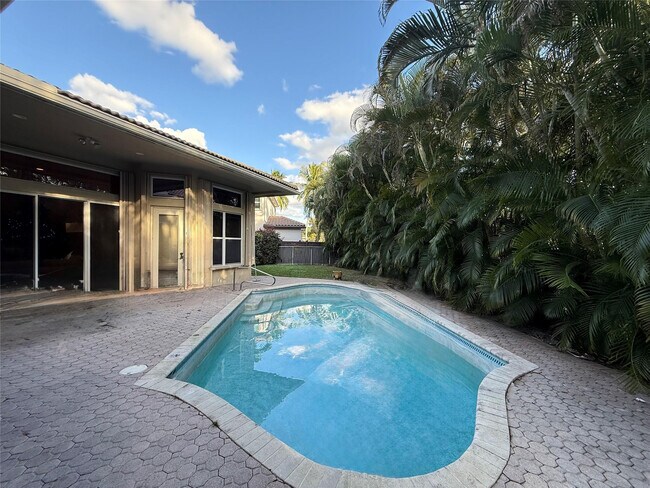 Building Photo - 9737 Parkview Ave