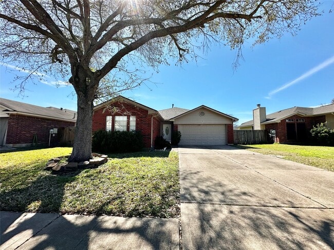 Building Photo - 15503 Town Green Dr