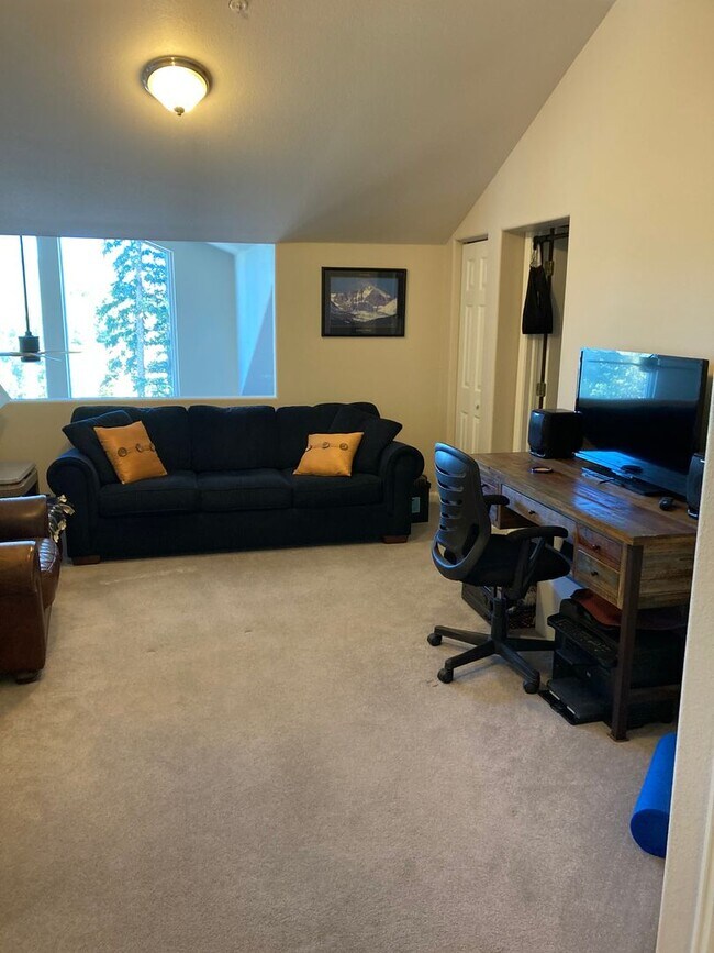 Building Photo - Bright and updated 3 bedroom with loft, In Unit Washer & Dryer, Large windows