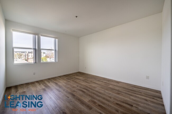 Building Photo - 11927 Kling St