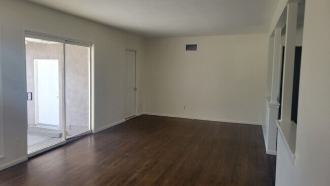 Building Photo - 4-bedroom 3 bath house in Granada Hills