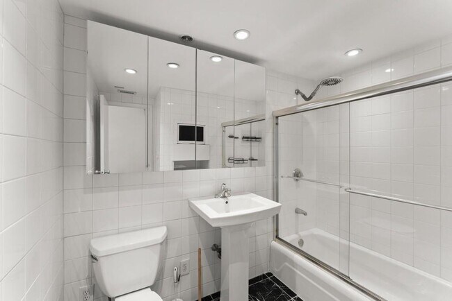 Building Photo - 2285 Peachtree Rd NE