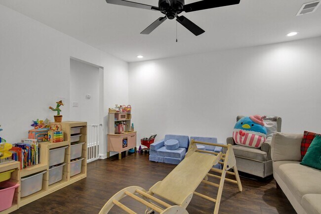 Building Photo - Beautifully Renovated West Ashley Home
