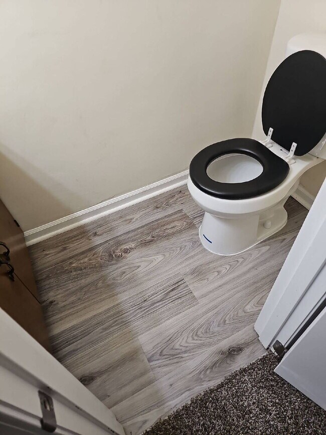 Building Photo - Perfect 1 Bedroom 1.5 Bathroom Townhome! Newer Flooring, Paint, and Appliances!