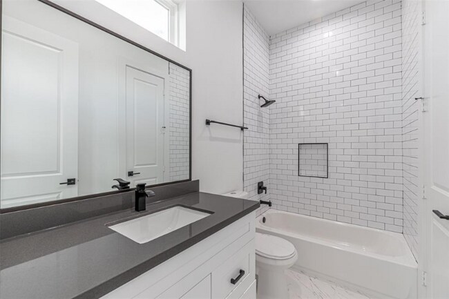 Building Photo - 204 Marathon St