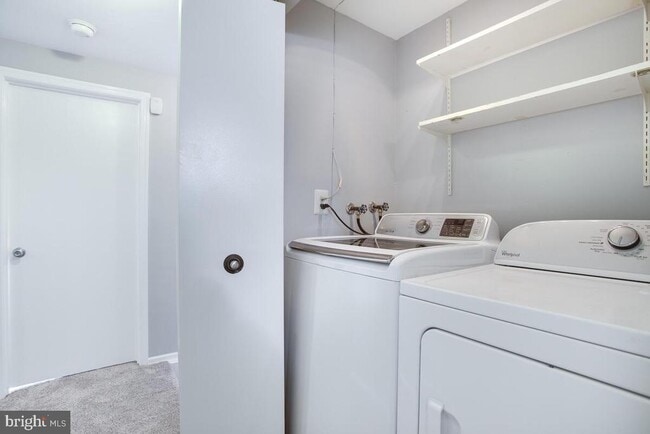 Building Photo - 700 Brandon Cir