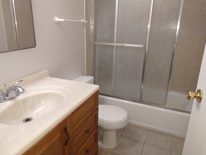 Building Photo - 781 Farm Dr