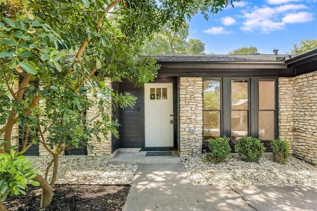 Building Photo - 1707 Fawn Dr