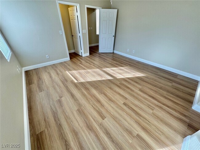 Building Photo - 10992 Scotch Rose St