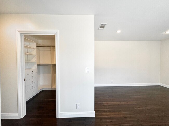 Building Photo - Beautiful 4 Bedroom 3.5 Bathroom Home in t...