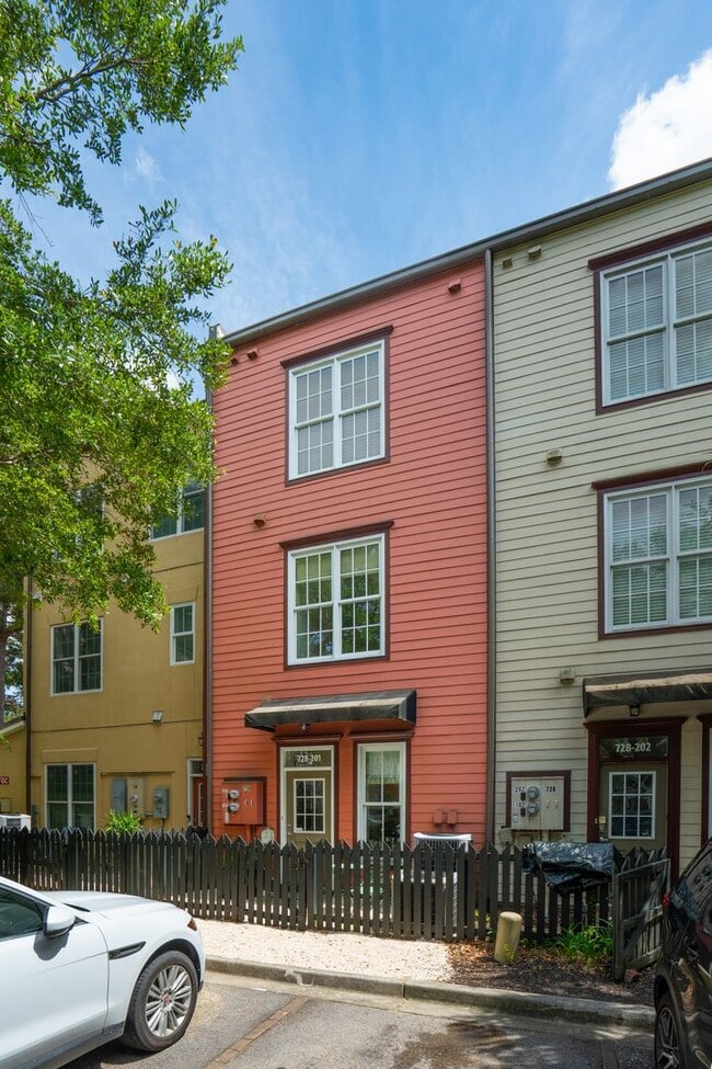 Building Photo - Fully Furnished 2BR Condo with Designer Touches in Shelmore Village