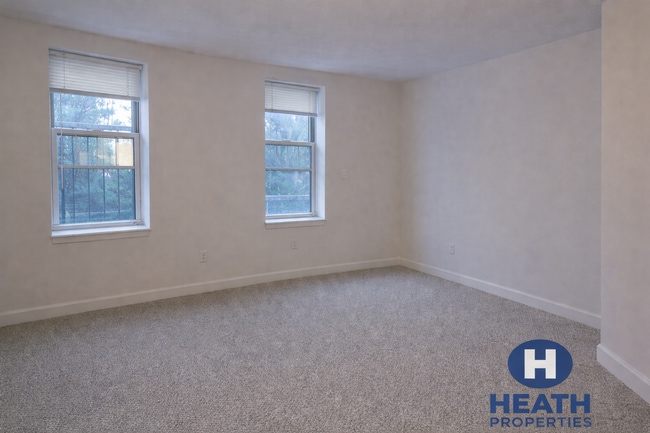 Building Photo - Central Location, Eat-in Kitchen, Laundry on a Site, Steps from the Bus Stop