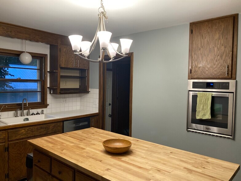 3080A Kitchen - 3080 Perrot Ave S