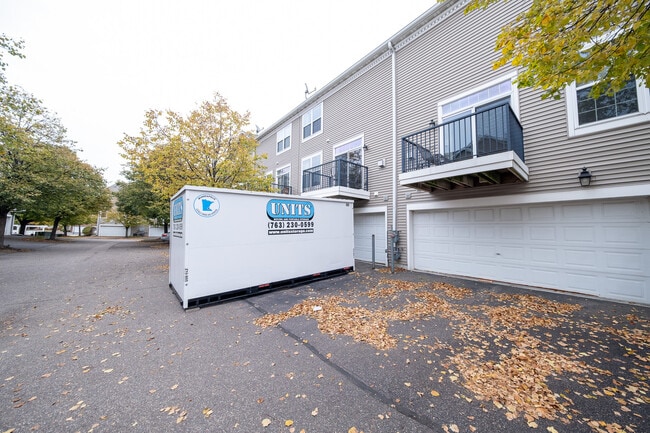 Building Photo - 706 Village Pkwy