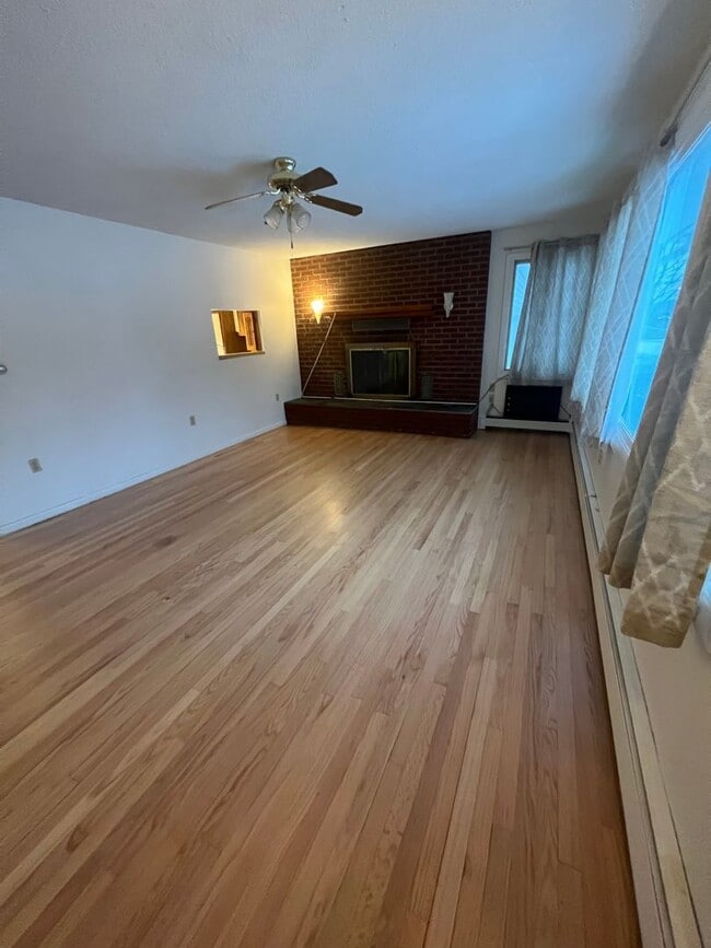 Building Photo - Spacious 3 Bedroom Home Available Septembe...