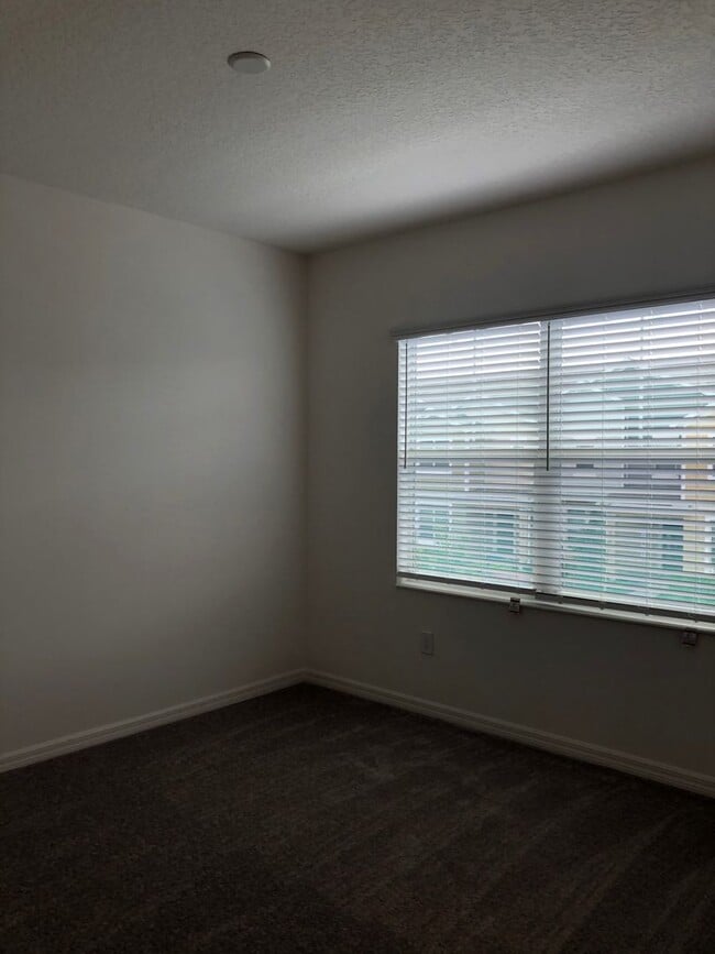 Building Photo - 4BD/3.5BA Townhome in Ravenna Winter Garden!
