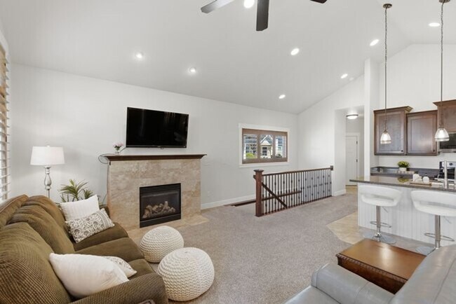 Building Photo - Beautiful Riverton Townhome in Gated Community!