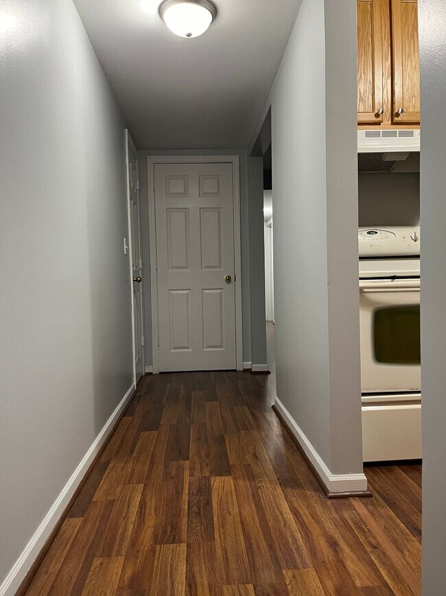 Building Photo - Check out this spacious 2 Bed/1.5 Bath