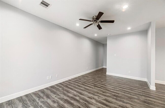 Building Photo - 8204 Moon Beam St