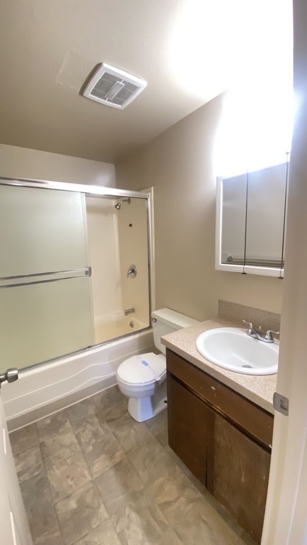 Building Photo - (526) Halpert Duplex - 4 Bedroom / 2 Bathroom