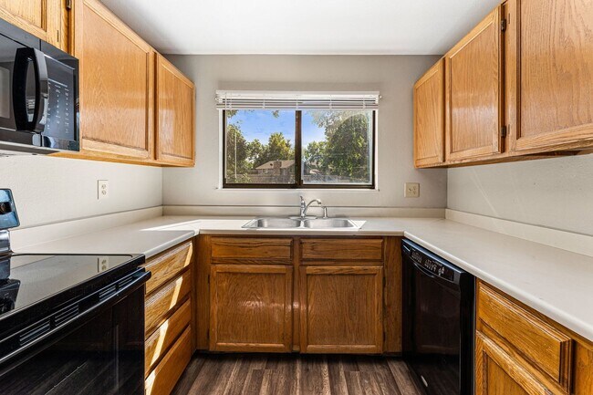 Building Photo - Renovated 2-Bed/2-Bath Condo in Tall Pines, Lakewood!