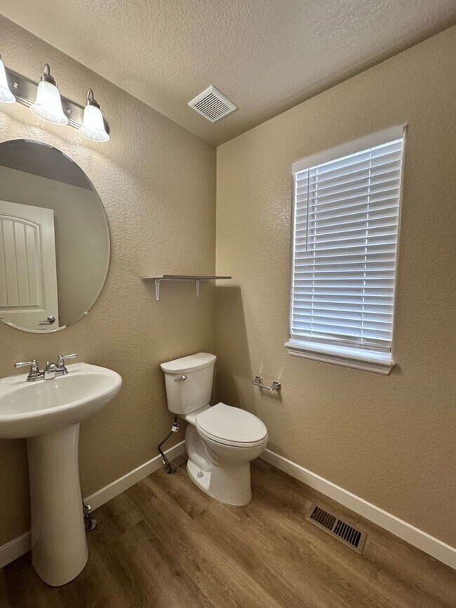 Building Photo - 3 Bedroom in Sierra Springs