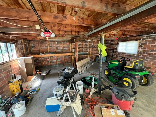 Building Photo - 1613 Hillcrest Dr