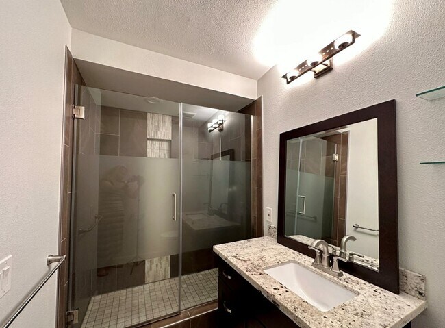 Building Photo - 2bd/1.75ba Kirkland Condo