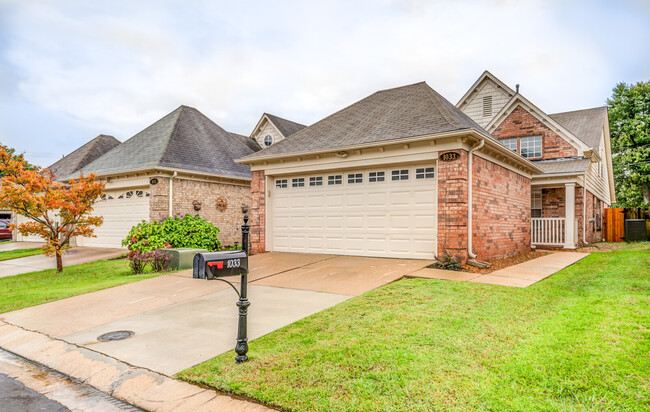 Building Photo - 1033 W Montebello Cir