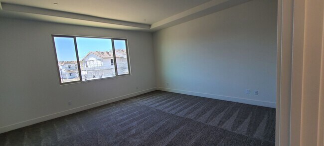 Building Photo - Stunning home with luxurious wood floor and beautiful spacious yard